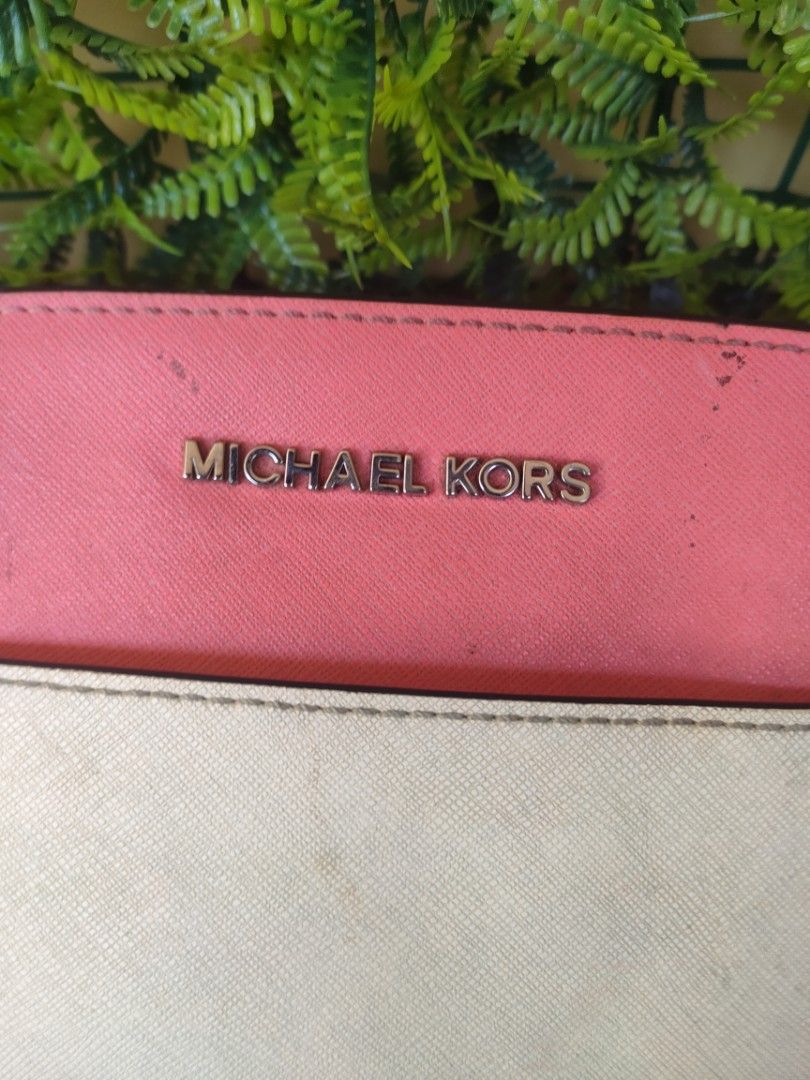 Michael Kors (Category: Shoulder Bags) located in Davao. Submitted by asherbenedict24 (Listing ID 1464214443, Image 3). Description: Preloved from korea box with sign of used L - 7 inch W - 9 inch.