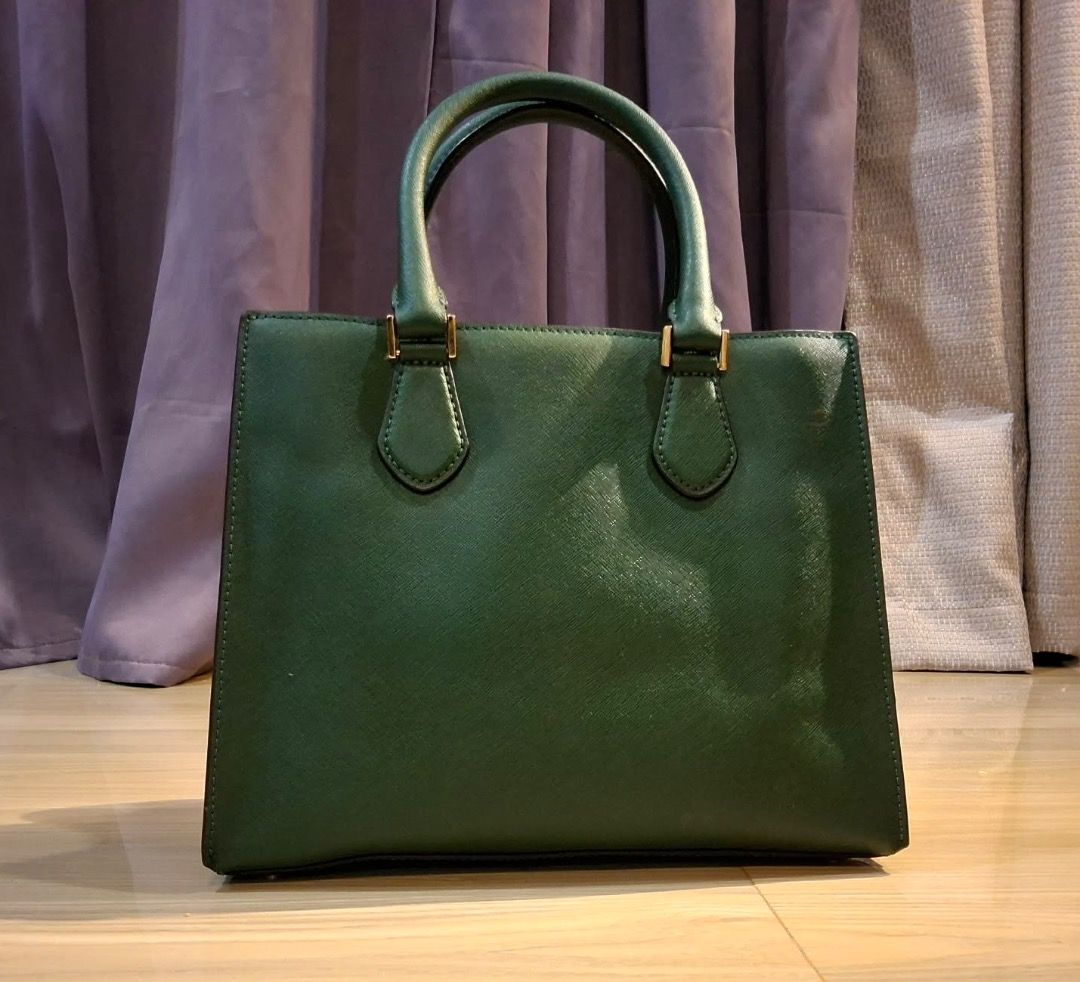Michael Kors Bridgette (Category: Luxury Bags & Wallets) located in Albuera. Submitted by zaraofdammam09 (Listing ID 1464320719, Image 2). Description: - Saffiano leather - Medium size Flaw: replaced sling (still original MK sling and in saffiano leather).