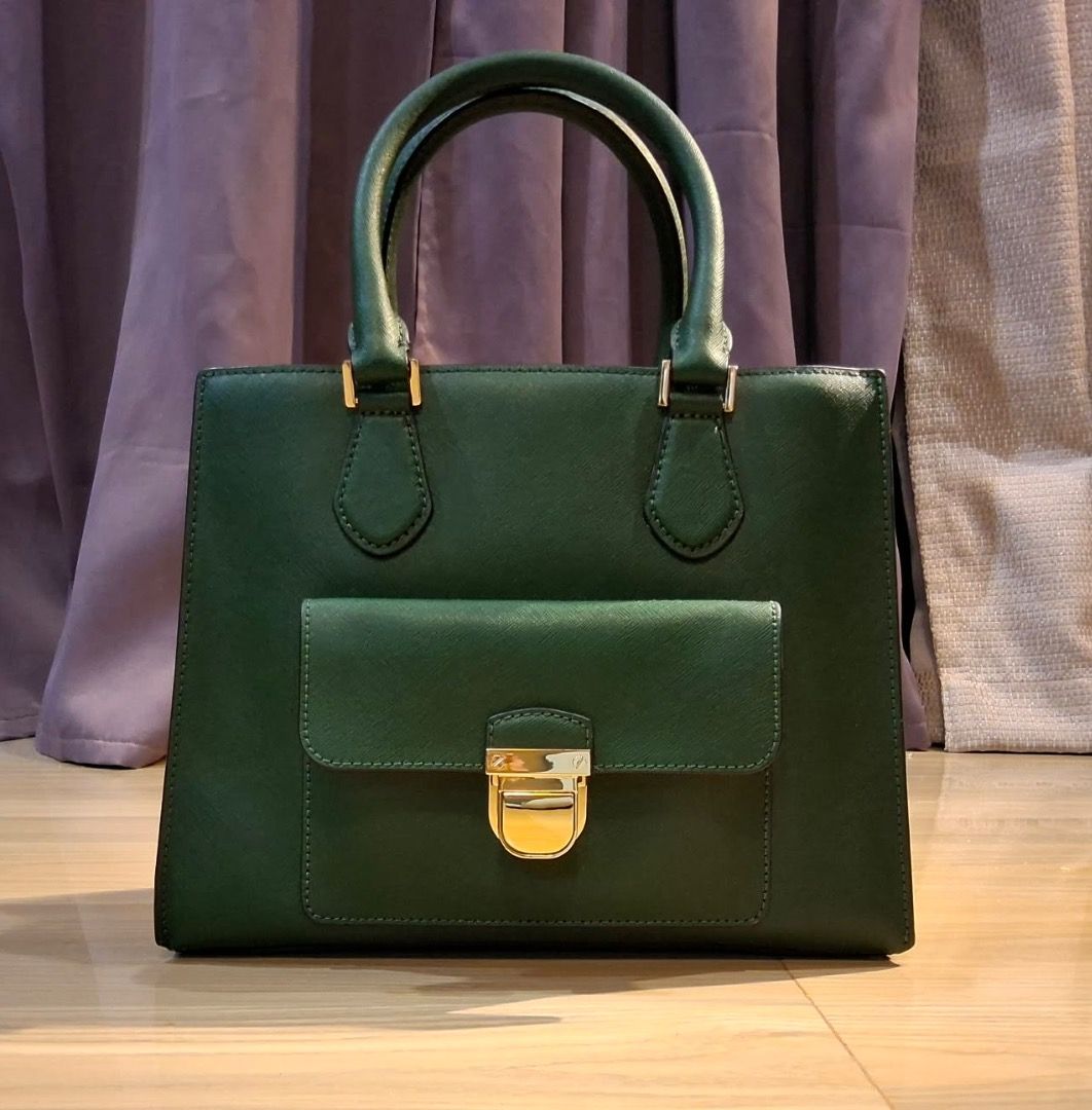 Michael Kors Bridgette (Category: Luxury Bags & Wallets) located in Albuera. Submitted by zaraofdammam09 (Listing ID 1464320719, Image 1). Description: - Saffiano leather - Medium size Flaw: replaced sling (still original MK sling and in saffiano leather).