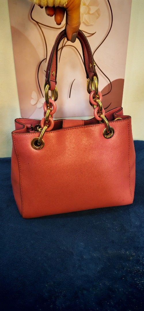 Michael Kors Pink Leather Chain Handle Handbag (Category: Luxury Bags & Wallets) located in Caloocan City. Submitted by miyaka_lm (Listing ID 1464201185, Image 1). Description: - Genuine pink Michael Kors handbag - Crafted from quality leather - Features stylish gold and pink chain detailing on handles - Secure zipper closure - Interior lining with signature MK logo pattern - Made in China - Versatile for everyday use or evening events.