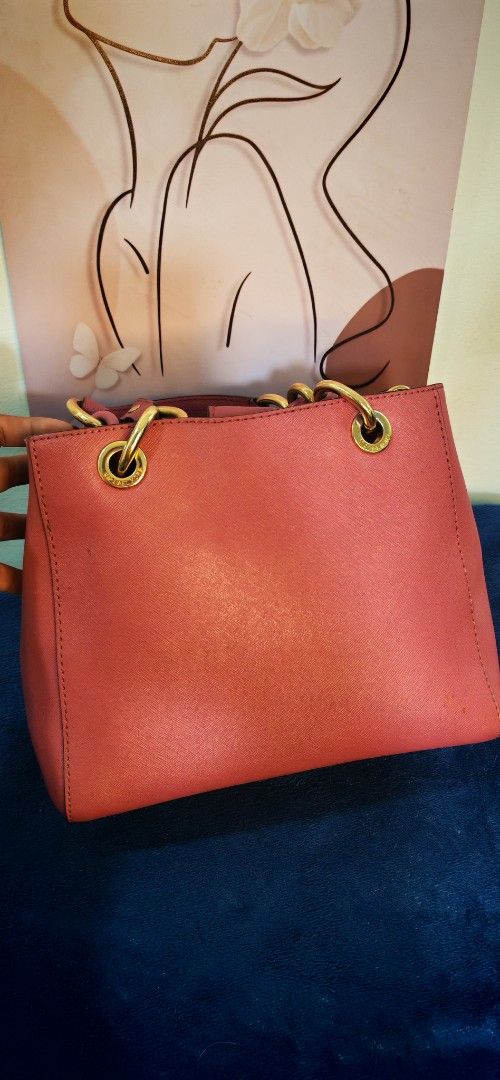Michael Kors Pink Leather Chain Handle Handbag (Category: Luxury Bags & Wallets) located in Caloocan City. Submitted by miyaka_lm (Listing ID 1464201185, Image 2). Description: - Genuine pink Michael Kors handbag - Crafted from quality leather - Features stylish gold and pink chain detailing on handles - Secure zipper closure - Interior lining with signature MK logo pattern - Made in China - Versatile for everyday use or evening events.