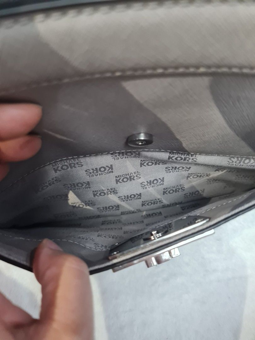 Michael Kors Tina large satchel bag (Category: Luxury Bags & Wallets) located in Quezon City. Submitted by luli_18 (Listing ID 1464258349, Image 2). Description: with removable sling.
