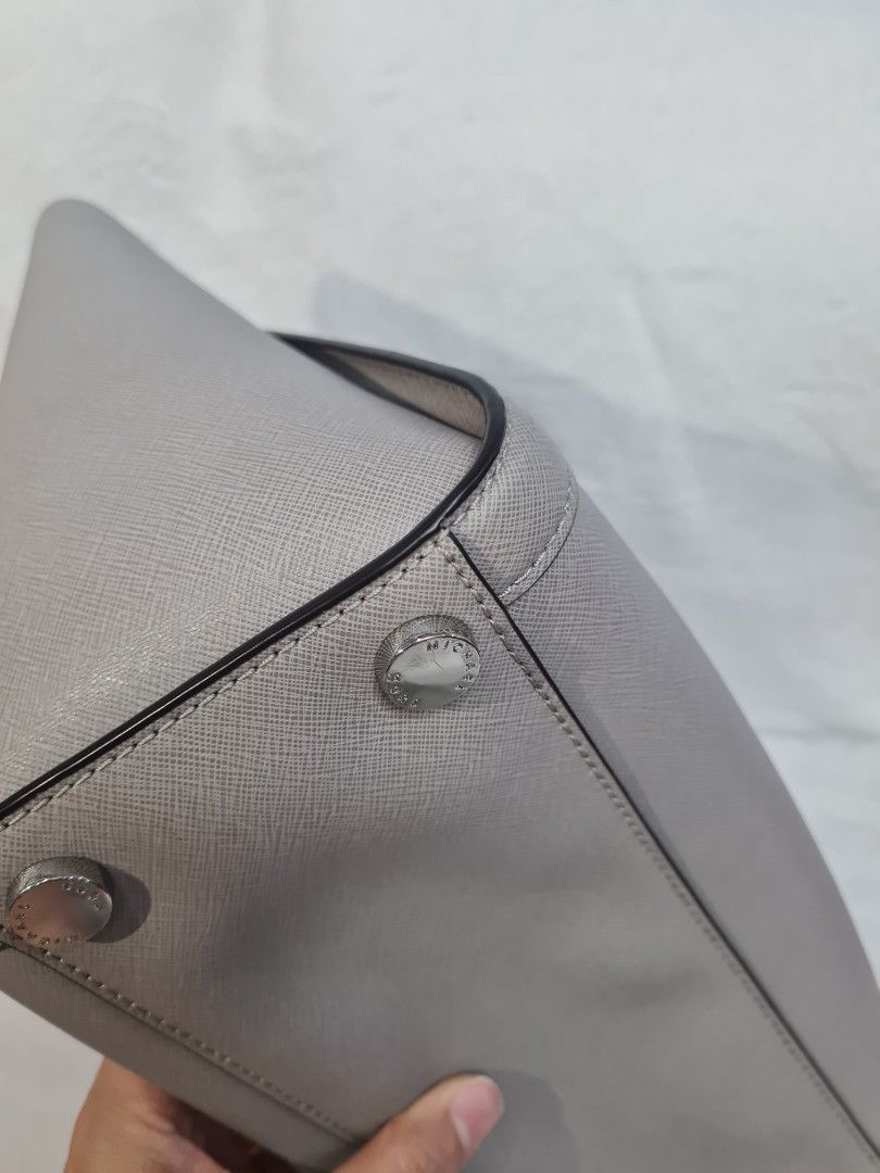 Michael Kors Tina large satchel bag (Category: Luxury Bags & Wallets) located in Quezon City. Submitted by luli_18 (Listing ID 1464258349, Image 3). Description: with removable sling.