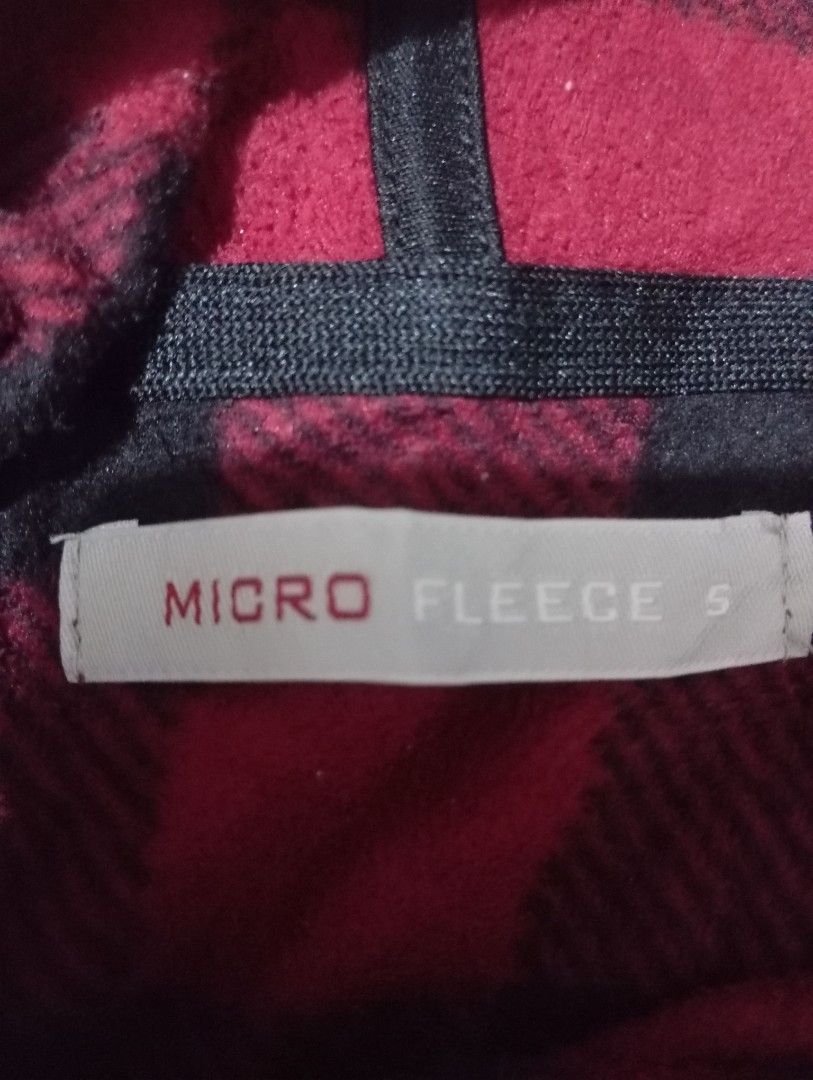 Micro fleec (Category: Coats, Jackets and Outerwear) located in Manila. Submitted by wisepenguin.369 (Listing ID 1464291954, Image 2). Description: 18x24.5 no issue.