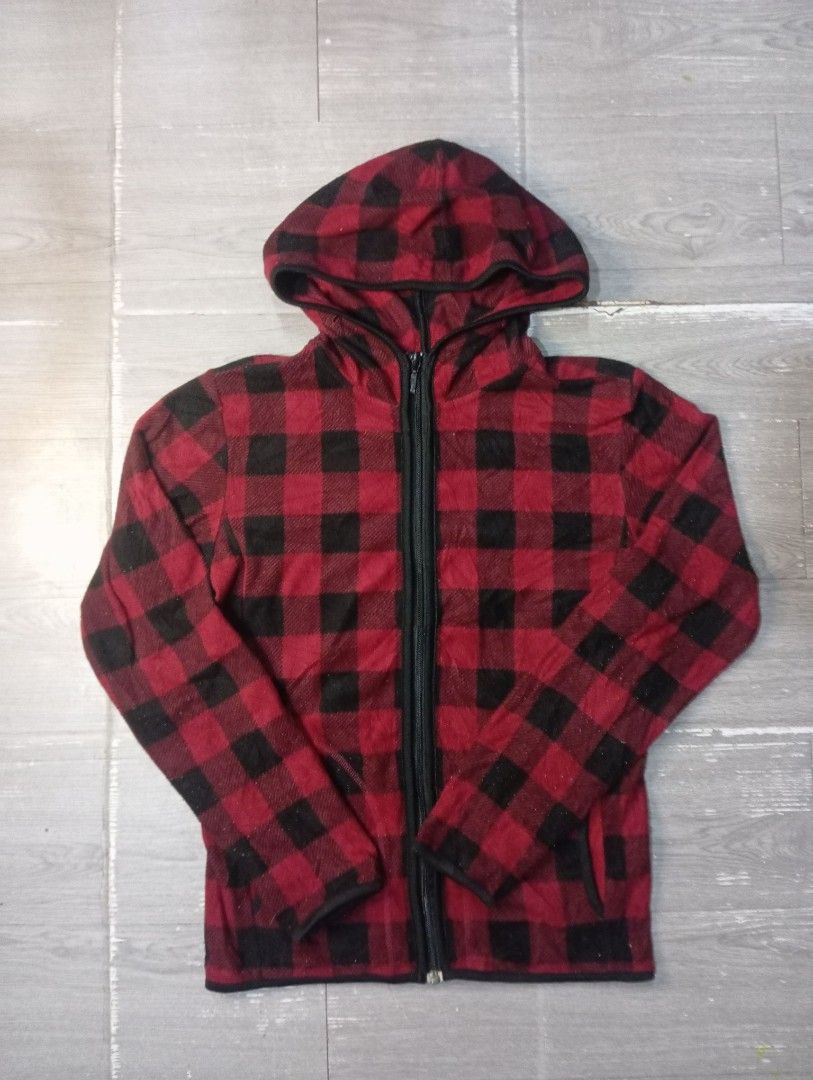 Micro fleec (Category: Coats, Jackets and Outerwear) located in Manila. Submitted by wisepenguin.369 (Listing ID 1464291954, Image 1). Description: 18x24.5 no issue.