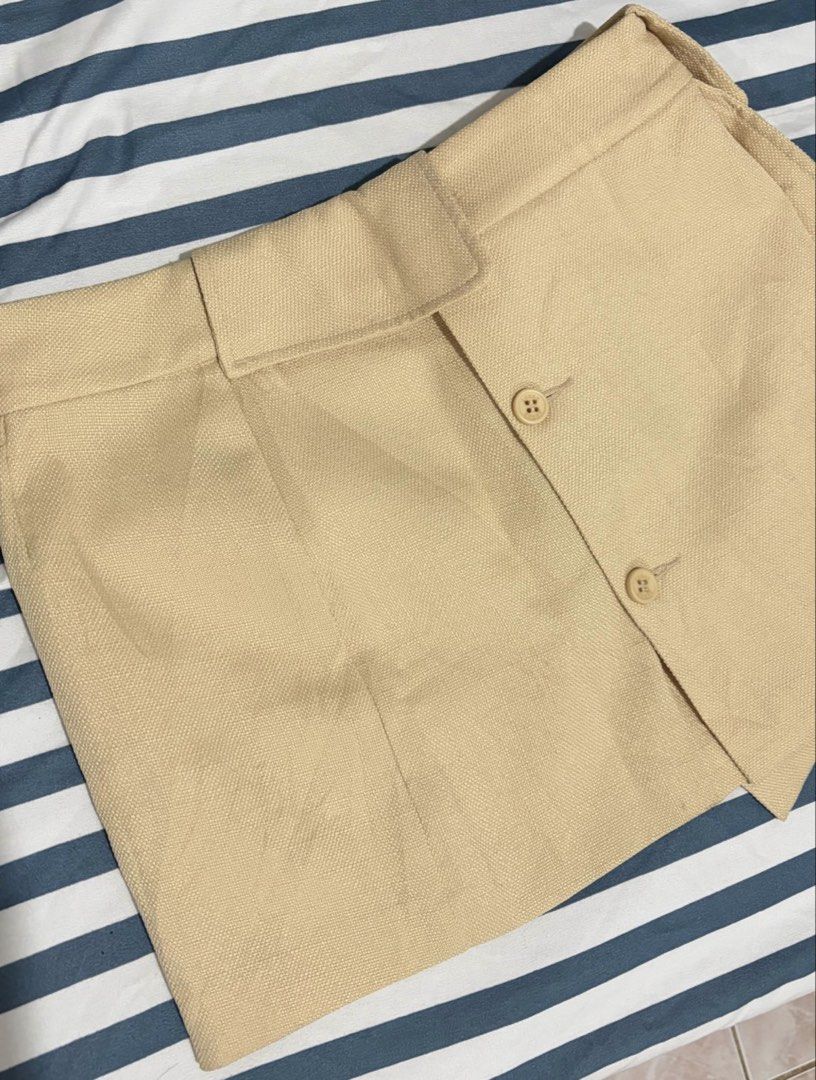 mini skirt beige (Category: Skirts) located in Cainta. Submitted by r1sung (Listing ID 1464191913, Image 1). Description: • can fit up to size 29 only • never worn Cainta, Rizal mod: j&t or lalamove mop: gcash.