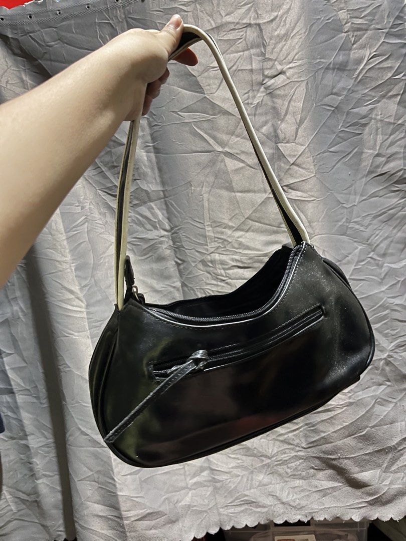 Minicci Black Shoulder Bag with White Trim (Category: Shoulder Bags) located in Bacolod City. Submitted by fuzkisnz (Listing ID 1464245493, Image 2). Description: - Brand: Minicci - Color: Black with white trim - Design: Cute knot detail on the front - Closure: Zipper - Interior: Multiple compartments, including one with a zipper - Exterior: Small zipper pocket on the back - Style: Great for everyday use.