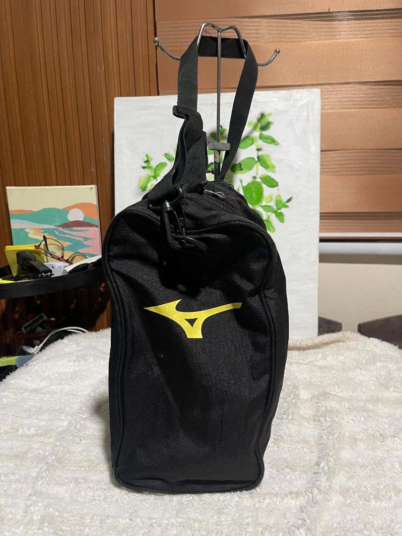 Mizuno Black shoe Bag (Category: Backpacks) located in Naawan. Submitted by twilly.apparel2 (Listing ID 1464242785, Image 1). Description: -issue may punit sa side, change puller and may used Black Mizuno duffel bag - Multiple zippered compartments for easy organization - Adjustable shoulder strap included - Ideal for gym sessions or travel - Approximately 14 inches tall.