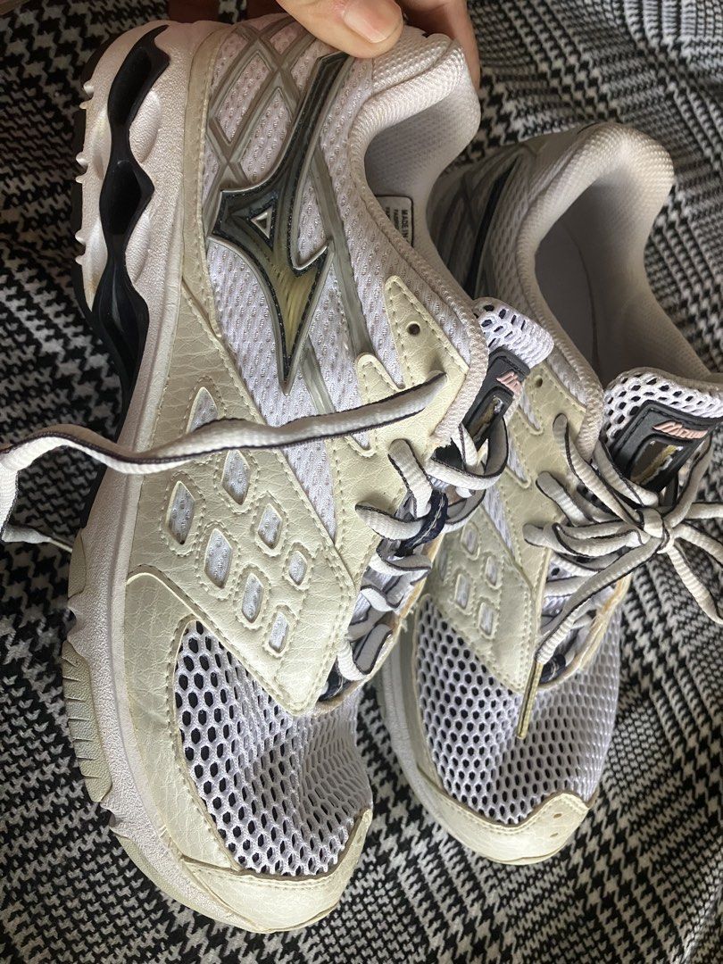 Mizuno wave (Category: Sneakers) located in Angeles City. Submitted by jnwsurplus (Listing ID 1464177747, Image 1). Description: Plss see pictures Freeship na .