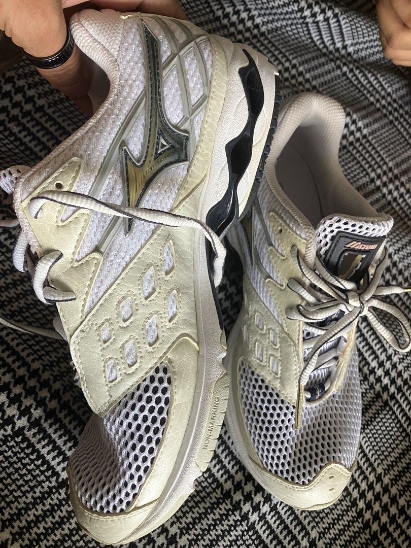 Mizuno wave (Category: Sneakers) located in Angeles City. Submitted by jnwsurplus (Listing ID 1464177747, Image 2). Description: Plss see pictures Freeship na .