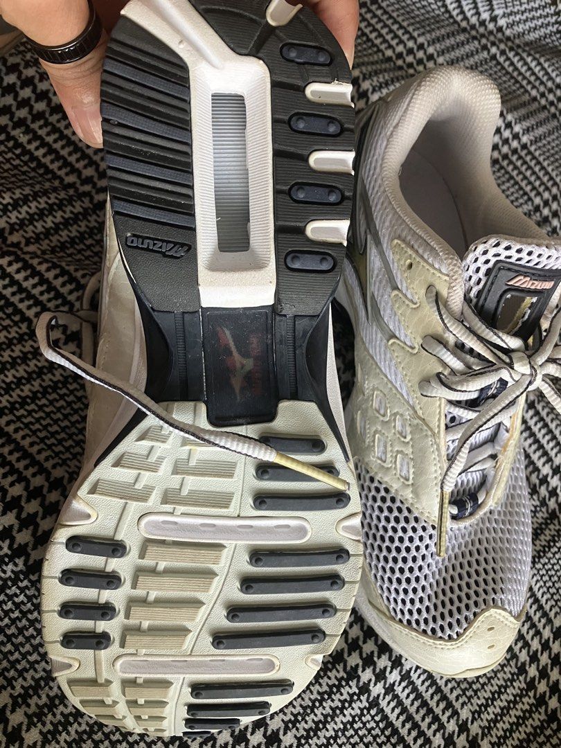 Mizuno wave (Category: Sneakers) located in Angeles City. Submitted by jnwsurplus (Listing ID 1464177747, Image 3). Description: Plss see pictures Freeship na .