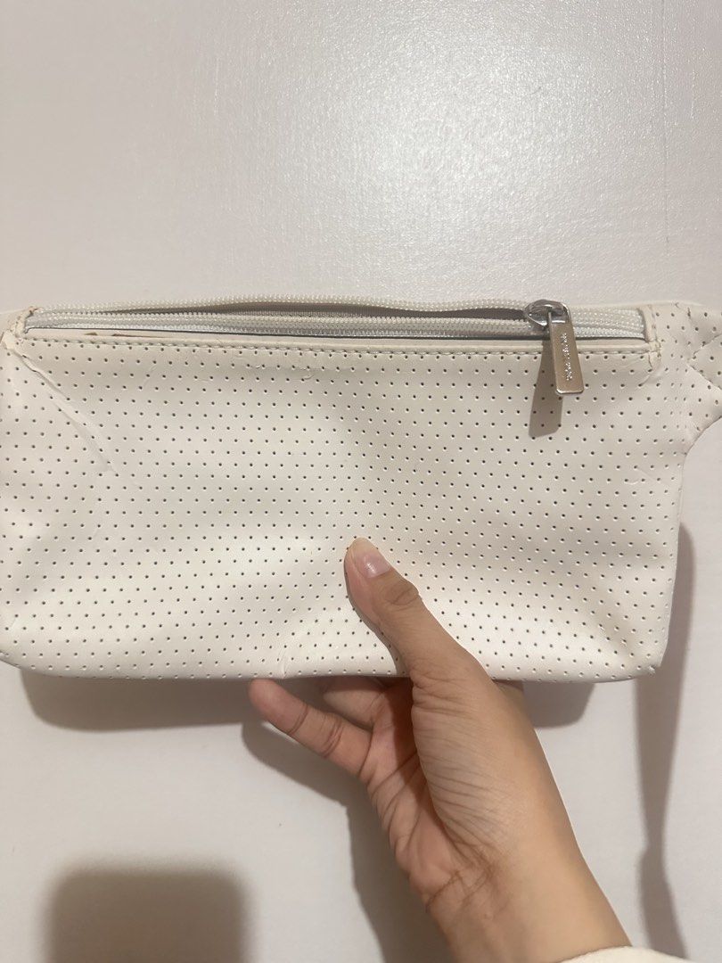 Mk belt bag (Category: Cross-body Bags) located in Tandag. Submitted by kawaiispreloved (Listing ID 1464212778, Image 3). Description: Original Michael Kors beltbag With signs of usage ( actually nakatambak lang) .