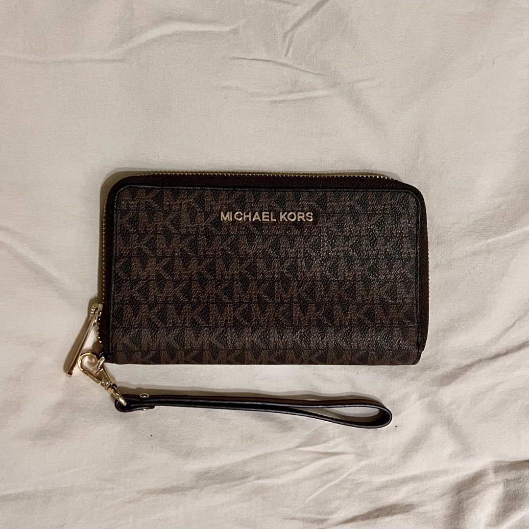 MK Long Zip Wallet in Brown (Category: Wallets & Card holders) located in Quezon City. Submitted by blk22 (Listing ID 1464292710, Image 1). Description: Bought in the US last December 2019 and then pandemic happened. Never used, kept in my bags cabinet only. All gold hardwares and corners are intact, no scratches, no issues. Can send more pictures if needed..