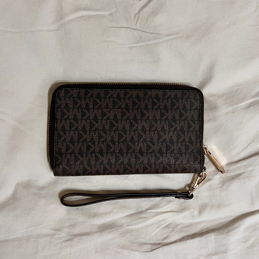 MK Long Zip Wallet in Brown (Category: Wallets & Card holders) located in Quezon City. Submitted by blk22 (Listing ID 1464292710, Image 2). Description: Bought in the US last December 2019 and then pandemic happened. Never used, kept in my bags cabinet only. All gold hardwares and corners are intact, no scratches, no issues. Can send more pictures if needed..