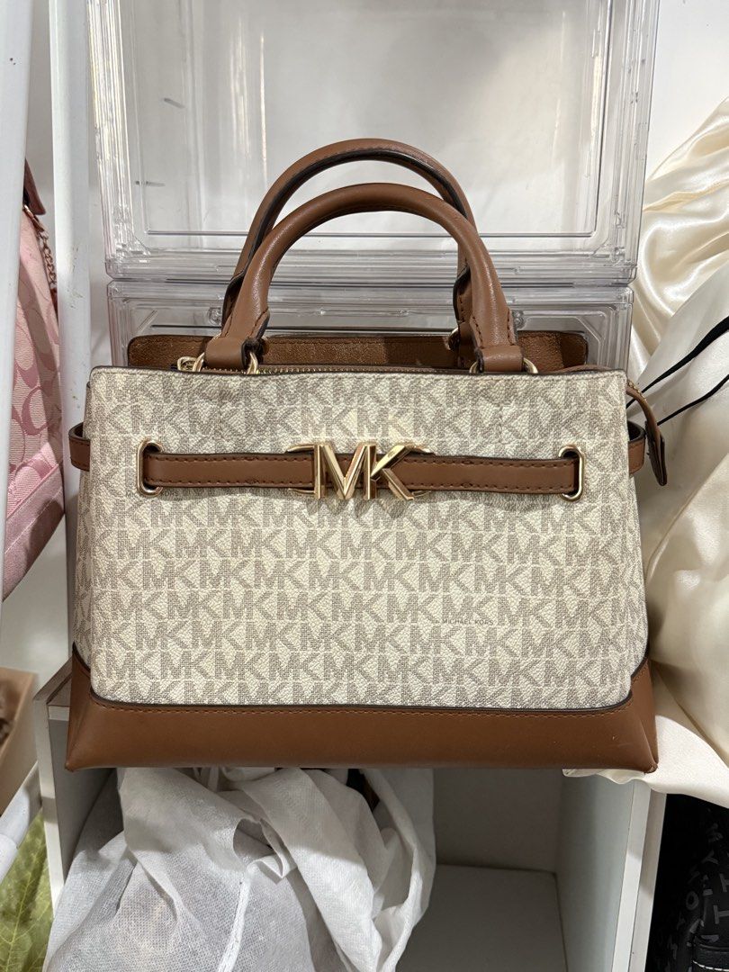 MK Signature Two Way (Category: Cross-body Bags) located in San Fernando. Submitted by lei_sheena (Listing ID 1464274532, Image 1). Description: check photos for condi like new authentic original .