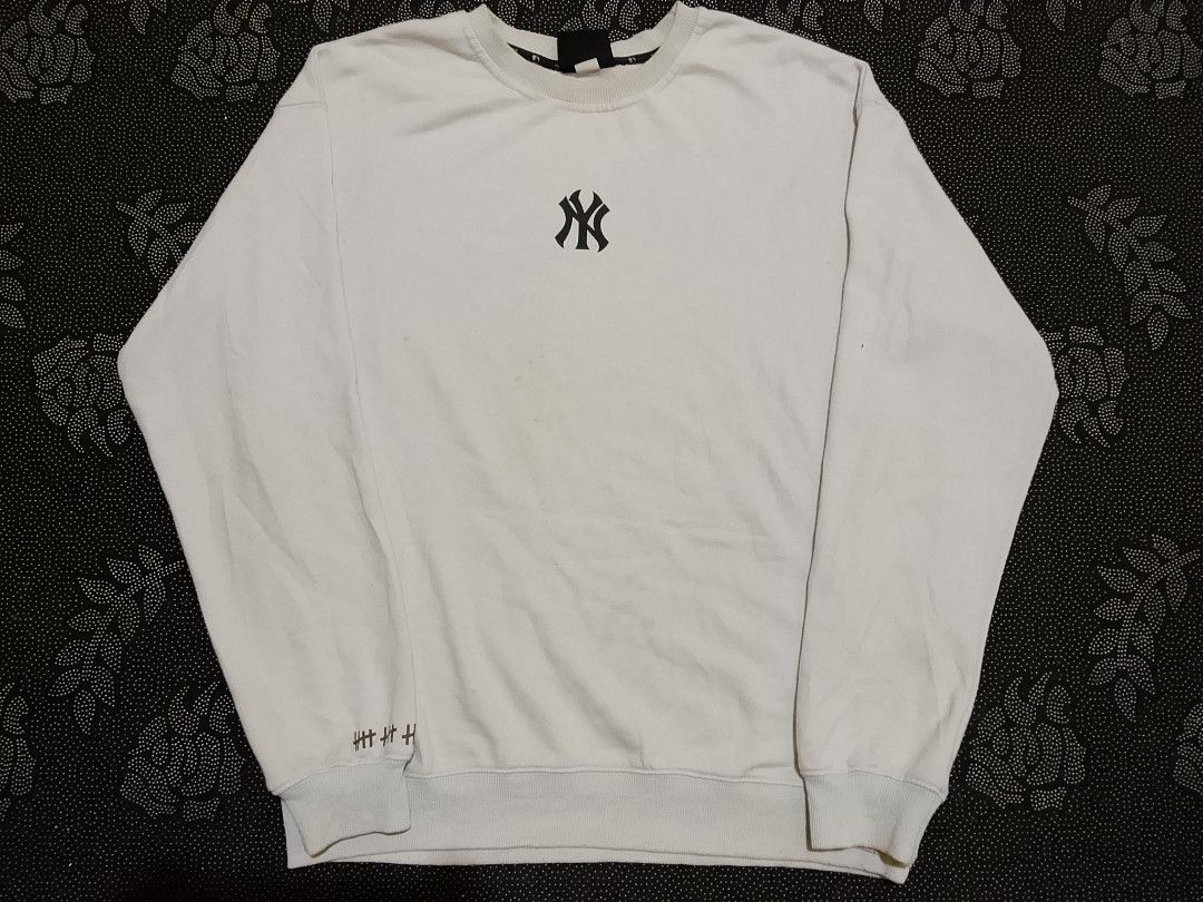 MLB Crews (Category: Coats, Jackets and Outerwear) located in Baguio. Submitted by drecas (Listing ID 1464305445, Image 2). Description: MLB White Size: Medium up to Large Dimes: 28x23 Issue: Stains ₱400 MLB Cream Size: Medium Dimes: 26x20 Issue: Stains ₱350 Open for split/ as pack Dm for issues and tags.