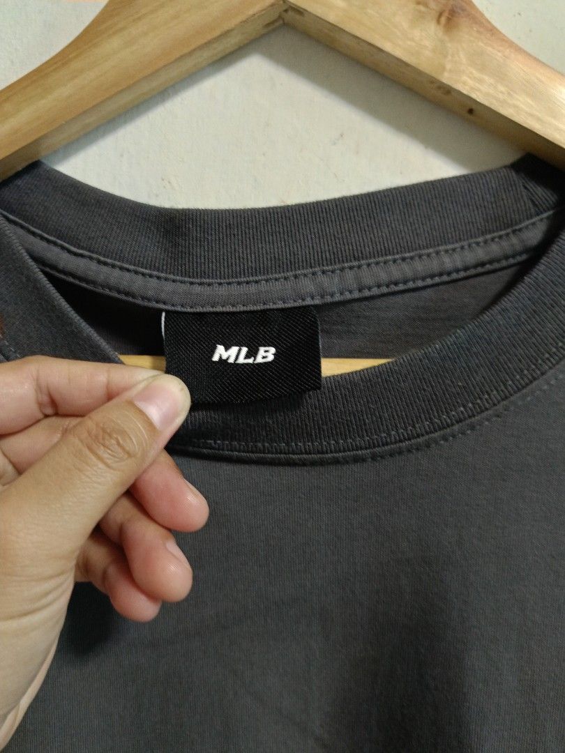 MLB WHITE SOX (Category: Tshirts & Polo Shirts ) located in Kidapawan. Submitted by mabthriftshop (Listing ID 1464292112, Image 3). Description: Condition: Excellent Color rate: 9.8/10 (Mabago) Size: L Dimes: 21x28 Issue: NONE ⚠️ Buyer Notice: Please review all condition photos and size details carefully before purchasing to ensure a perfect fit. Ship Thru : J&T and LBC.
