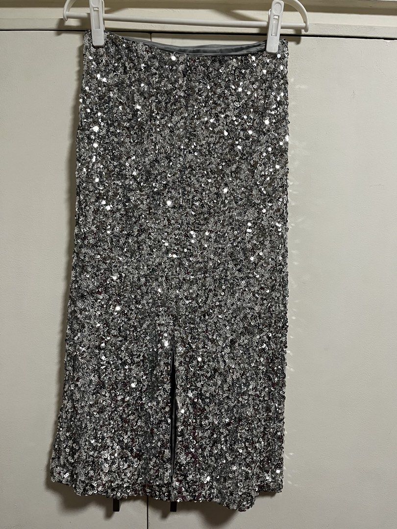 MNG Silver Sequin Midi Skirt with Slit (Category: Skirts) located in Manila. Submitted by lorenasant37621 (Listing ID 1464217979, Image 3). Description: - MNG silver sequin midi skirt - Features a front slit for easy movement - Ideal for parties and nights out - Stunning sparkle under lights - Comfortable to wear.
