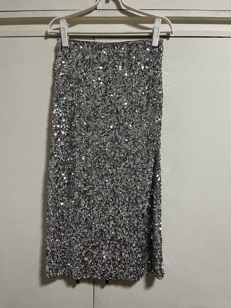 MNG Silver Sequin Midi Skirt with Slit (Category: Skirts) located in Manila. Submitted by lorenasant37621 (Listing ID 1464217979, Image 1). Description: - MNG silver sequin midi skirt - Features a front slit for easy movement - Ideal for parties and nights out - Stunning sparkle under lights - Comfortable to wear.
