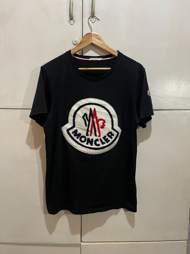 MONCLER 'FLEECE PATCH LOGO' SHIRT (Category: Tshirts & Polo Shirts ) located in Manila. Submitted by ako.si.lemmor (Listing ID 1464282642, Image 1). Description: This item is thrifted, manage your expectation. Dimes: 21X27 (L) Color rate: 8.5/10 Issue: Slight bacon neck Ship at your own cost or pickup Mandaluyong..