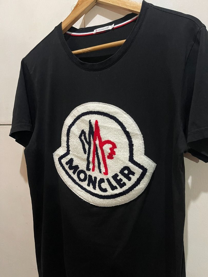 MONCLER 'FLEECE PATCH LOGO' SHIRT (Category: Tshirts & Polo Shirts ) located in Manila. Submitted by ako.si.lemmor (Listing ID 1464282642, Image 3). Description: This item is thrifted, manage your expectation. Dimes: 21X27 (L) Color rate: 8.5/10 Issue: Slight bacon neck Ship at your own cost or pickup Mandaluyong..