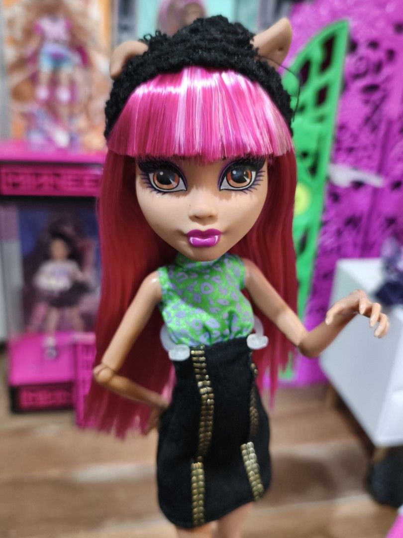 Monster High Doll - Howleen Wolf (Category: Kids Toys) located in Cavite. Submitted by ybk_88 (Listing ID 1464200418, Image 2). Description: not og clothes. not of right arm. 700 .