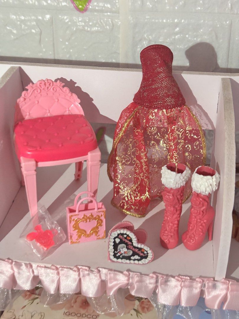 Monster High Ever After High Barbie Bratz Random (Category: Interactive Toys) located in Cabanatuan. Submitted by missgabiii (Listing ID 1464183633, Image 2). Description: Pang bawi lang na sa scam sakin just today…😭 update ‼️ na joy-joy buy rin na naman:) kahit na may dp kana u still ghosted me hays mga tao nga naman talaga. 7 pcs set (1)Barbie chair (3)Monster high perfume,gift bag and love letter (2)Ever after high shoes and dress (1) Bratz p