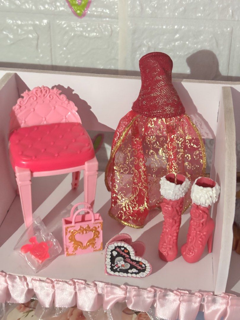 Monster High Ever After High Barbie Bratz Random (Category: Interactive Toys) located in Cabanatuan. Submitted by missgabiii (Listing ID 1464183633, Image 1). Description: Pang bawi lang na sa scam sakin just today…😭 update ‼️ na joy-joy buy rin na naman:) kahit na may dp kana u still ghosted me hays mga tao nga naman talaga. 7 pcs set (1)Barbie chair (3)Monster high perfume,gift bag and love letter (2)Ever after high shoes and dress (1) Bratz p
