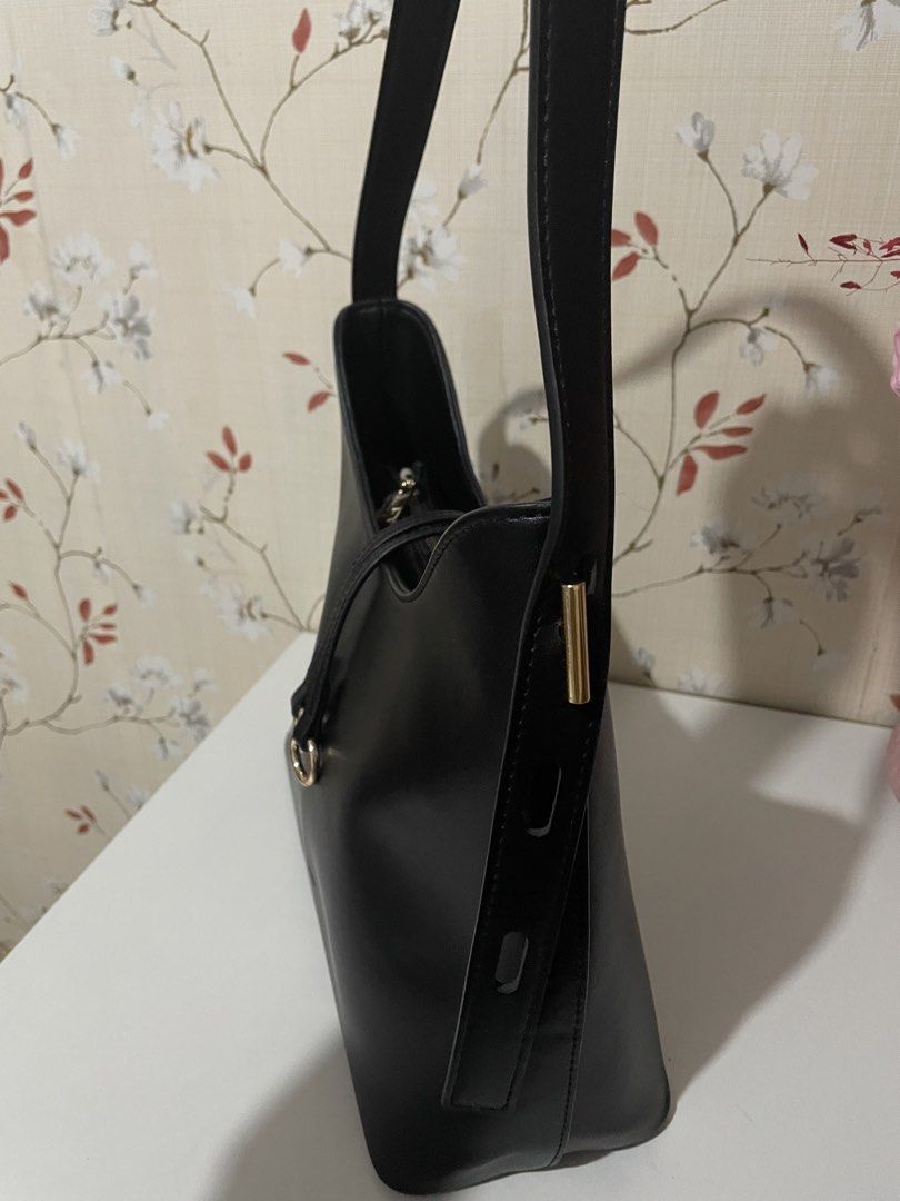 MossDoom Black Shoulder Bag (Category: Shoulder Bags) located in Manila. Submitted by littlexoxocloset (Listing ID 1464162460, Image 3). Description: Brand new never been used without tags Excellent condition Adjustable straps.