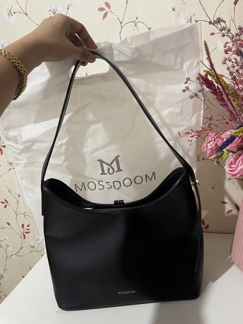MossDoom Black Shoulder Bag (Category: Shoulder Bags) located in Manila. Submitted by littlexoxocloset (Listing ID 1464162460, Image 1). Description: Brand new never been used without tags Excellent condition Adjustable straps.
