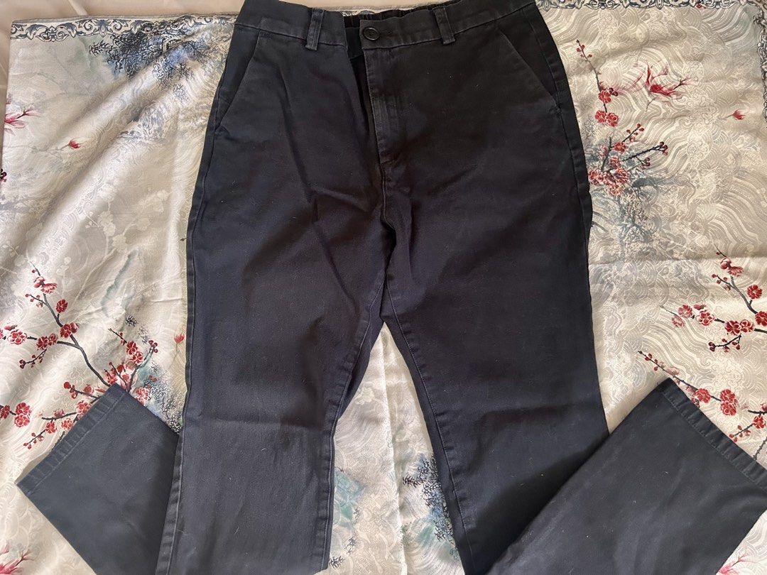 Muji dark blue Chinos Size M (Category: Other Bottoms) located in Quezon City. Submitted by mississantis_modeoff (Listing ID 1464178237, Image 1). Description: - Muji Black Chinos - Size: Medium (M) - Features: Elastic waistband at the back for added comfort - Fit: Straight leg - Versatile: Ideal for casual or office wear.