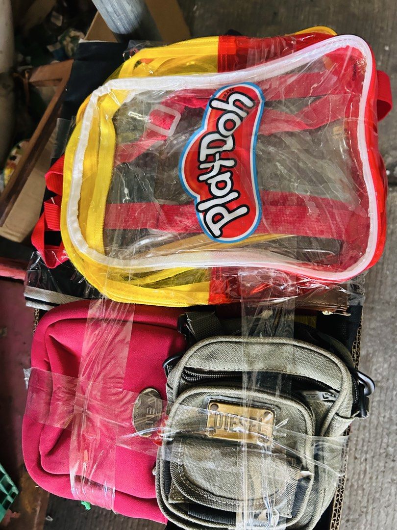 🇬🇧🇯🇵NEW ARRIVAL RETAIL BUNDLE (Category: Purses & Pouches) located in Manila. Submitted by starbalesukandjapansurplus (Listing ID 1464210249, Image 3). Description: - Bundle of assorted pouches and small bags - Includes Play-Doh clear pouch - Pink pouch included - Diesel pouch - Various other colorful and patterned pouches - Additional small accessories: candle, unicorn figures - Ideal for organizing small items - Great for travel.
