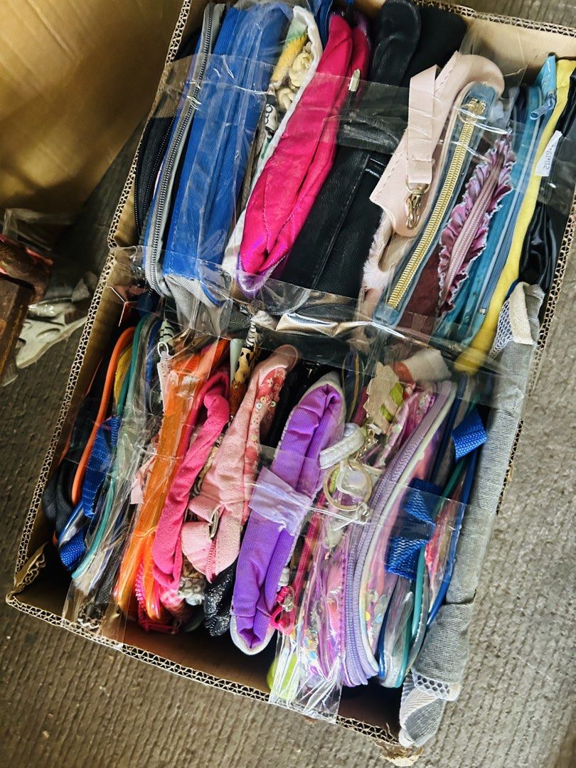 🇬🇧🇯🇵NEW ARRIVAL RETAIL BUNDLE (Category: Purses & Pouches) located in Manila. Submitted by starbalesukandjapansurplus (Listing ID 1464210249, Image 2). Description: - Bundle of assorted pouches and small bags - Includes Play-Doh clear pouch - Pink pouch included - Diesel pouch - Various other colorful and patterned pouches - Additional small accessories: candle, unicorn figures - Ideal for organizing small items - Great for travel.