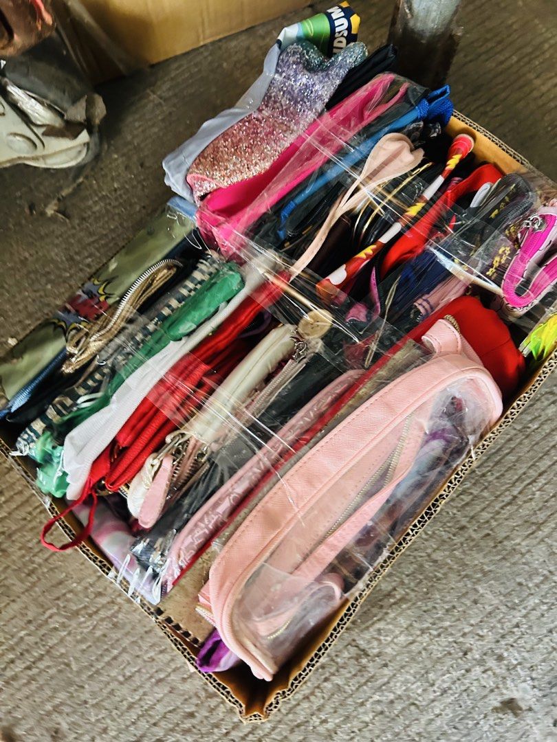 🇬🇧🇯🇵NEW ARRIVAL RETAIL BUNDLE (Category: Purses & Pouches) located in Manila. Submitted by starbalesukandjapansurplus (Listing ID 1464210249, Image 1). Description: - Bundle of assorted pouches and small bags - Includes Play-Doh clear pouch - Pink pouch included - Diesel pouch - Various other colorful and patterned pouches - Additional small accessories: candle, unicorn figures - Ideal for organizing small items - Great for travel.