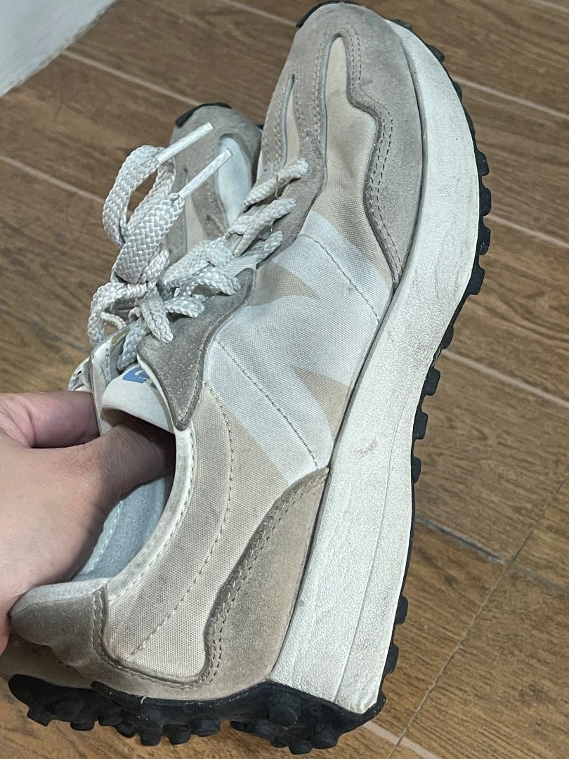 NEW BALANCE (Category: Sneakers) located in Marikina City. Submitted by bezz_bezzy (Listing ID 1464255580, Image 3). Description: needs cleaning.