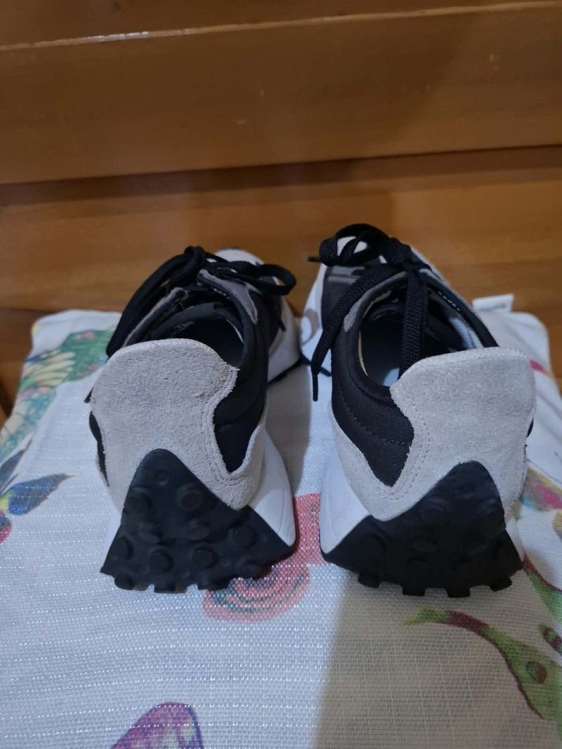 New Balance 327 Sneakers (Category: Sneakers) located in Muntinlupa City. Submitted by googoosh_collection (Listing ID 1464191658, Image 3). Description: - Brand: New Balance - Model: 327 - Colorway: Classic Black, Grey, and White -Size: US 7/ UK 6.5/ EU 40/ CM 25 - Upper Material: Suede and Textile - Sole: Chunky with excellent grip - Laces: Black - Style: Perfect for casual, everyday wear - Features: Stylish and comfortable kicks. MOD: Lalamove