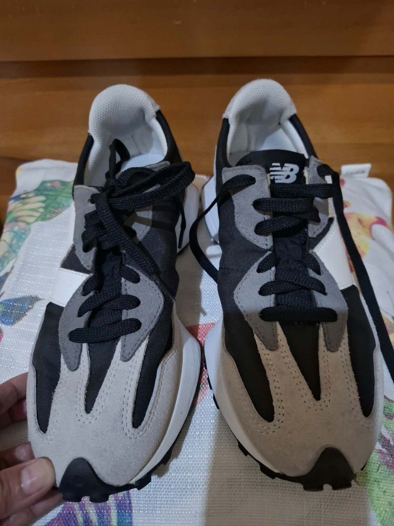 New Balance 327 Sneakers (Category: Sneakers) located in Muntinlupa City. Submitted by googoosh_collection (Listing ID 1464191658, Image 2). Description: - Brand: New Balance - Model: 327 - Colorway: Classic Black, Grey, and White -Size: US 7/ UK 6.5/ EU 40/ CM 25 - Upper Material: Suede and Textile - Sole: Chunky with excellent grip - Laces: Black - Style: Perfect for casual, everyday wear - Features: Stylish and comfortable kicks. MOD: Lalamove