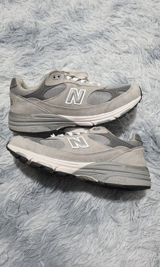 New Balance 993 (US 9.5) (Category: Sneakers) located in Taguig. Submitted by decluttering-no-trades (Listing ID 1464203604, Image 1). Description: Barely used Made in USA New Balance 993 in Men's US 9.5 / 27.5 CM RFS: We are decluttering, and it doesn't fit me anymore.
