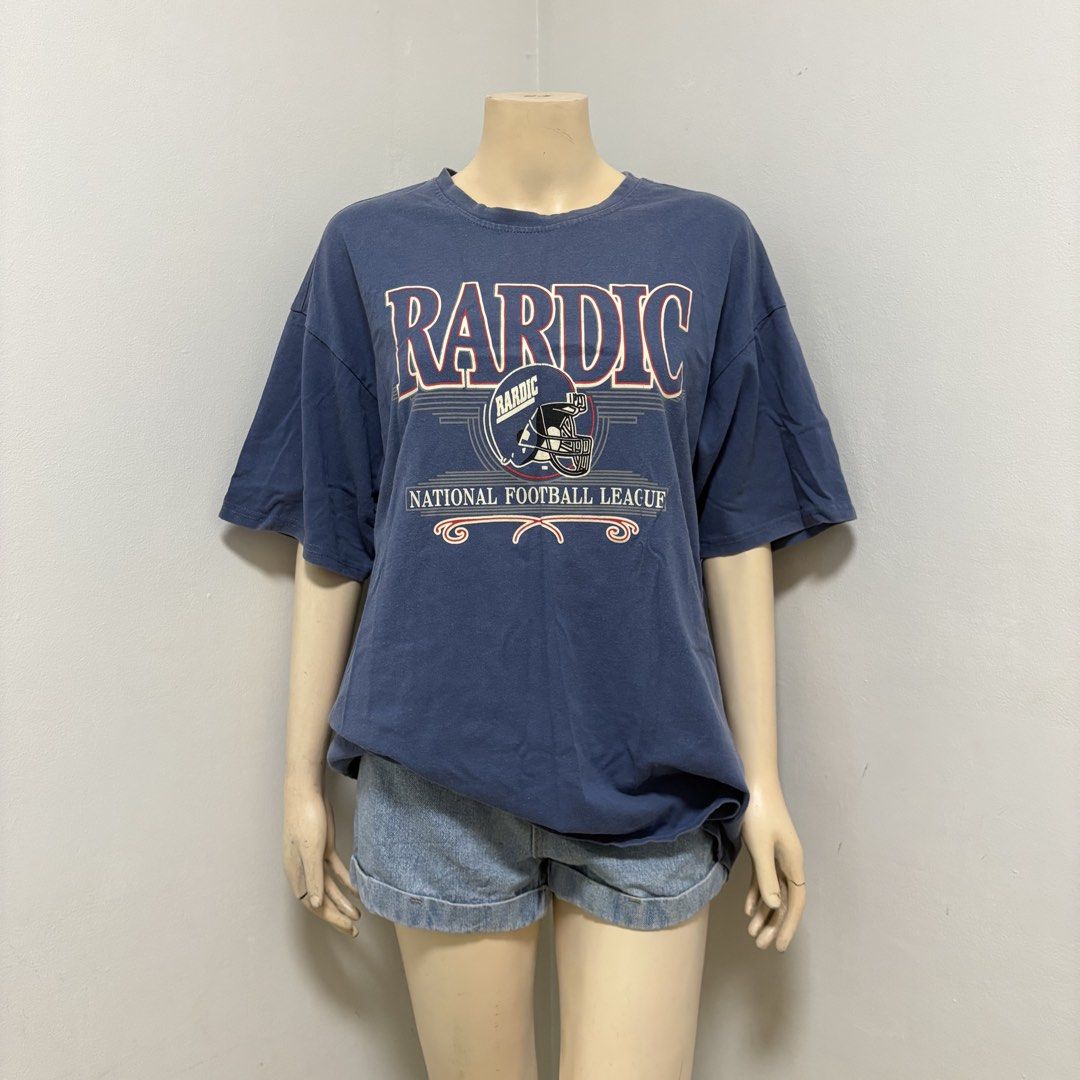 NFL Graphic T-Shirt (Category: Tshirts & Polo Shirts ) located in Imus. Submitted by reloved.nd (Listing ID 1464251042, Image 1). Description: - Navy blue t-shirt with vintage NFL graphic - Features a classic football helmet design - Relaxed fit for comfortable casual wear - Ideal for any NFL fan - Pairs well with jeans or shorts.