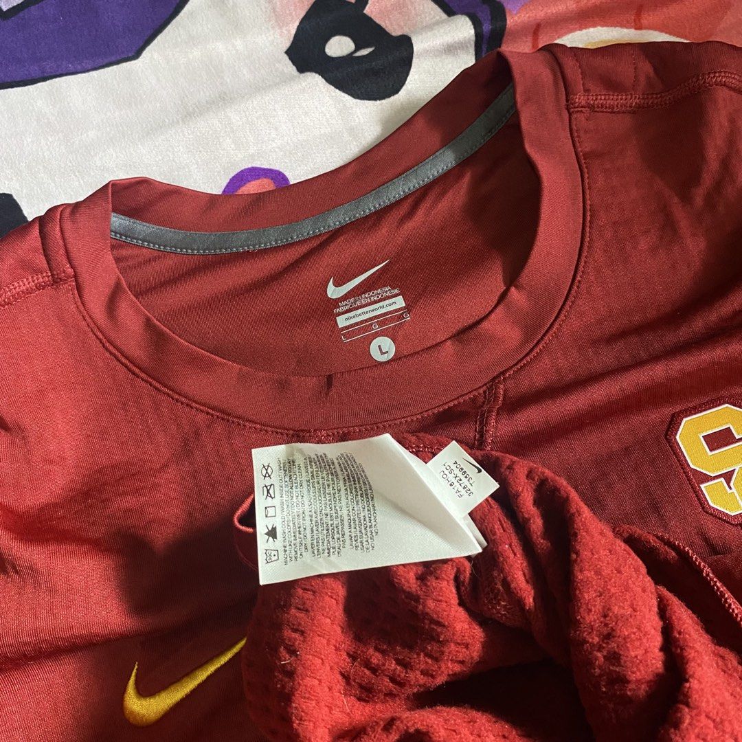 NIKE (Category: Coats, Jackets and Outerwear) located in Cavite. Submitted by suotnilowsenze (Listing ID 1464258239, Image 3). Description: NIKE Width: 23 Length: 30 (LARGE to XLARGE) Color rate: 9.5/10 Issue: No issue Excellent Condition ₱599 + 125 SHIPPING FEE.