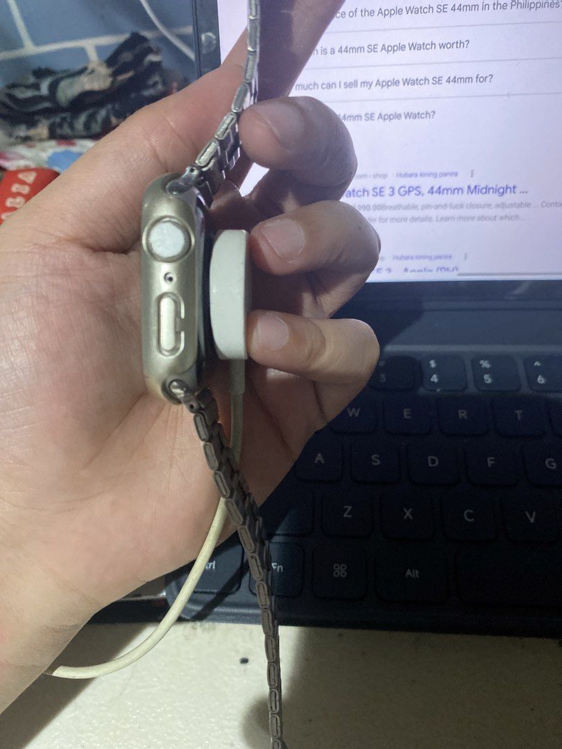 Nike Apple Watch SE (Category: Wearables & Smart Watches) located in Cavite. Submitted by eizzelsamson (Listing ID 1464298607, Image 3). Description: Nike Apple Watch SE - Natambak nalang Negotiable Lahat ng nasa picture included Battery Health: 87% Rfs: Decluttering .