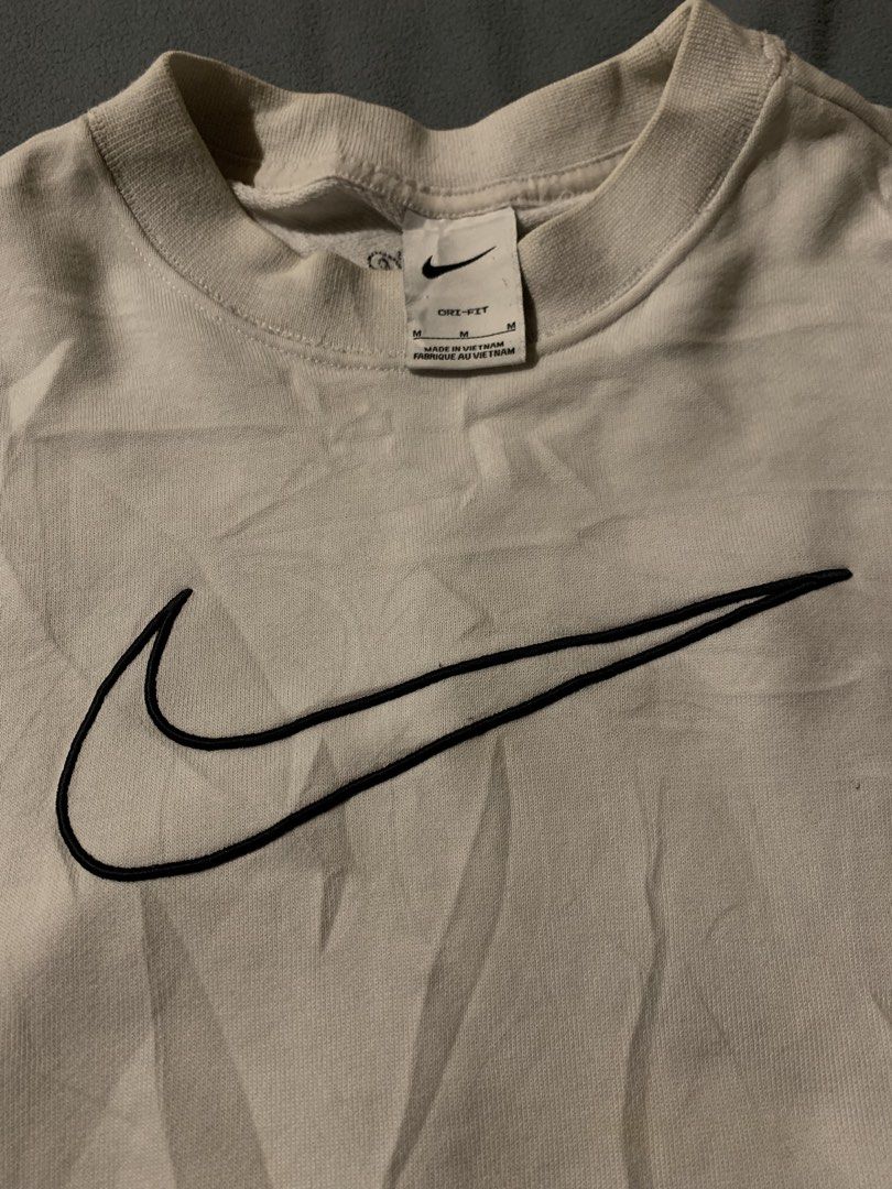 NIKE BIG SWOOSH CREWNECK (Category: Hoodies) located in Cavite. Submitted by thrift_2find (Listing ID 1464339594, Image 2). Description: no issue need wash 23x25.