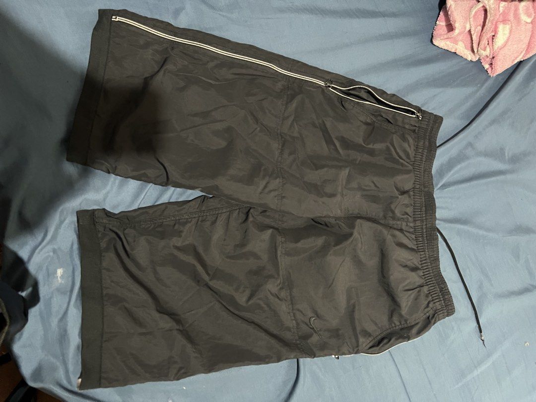 Nike Black Athletic Shorts Size M (Category: Shorts) located in Quezon City. Submitted by qwertyyuiopy (Listing ID 1464148189, Image 1). Description: - Black Nike athletic shorts - Elastic waistband with drawstring - Two side pockets with zippers - Small Nike logo on left leg - Ideal for sports or casual wear - Made in Indonesia.