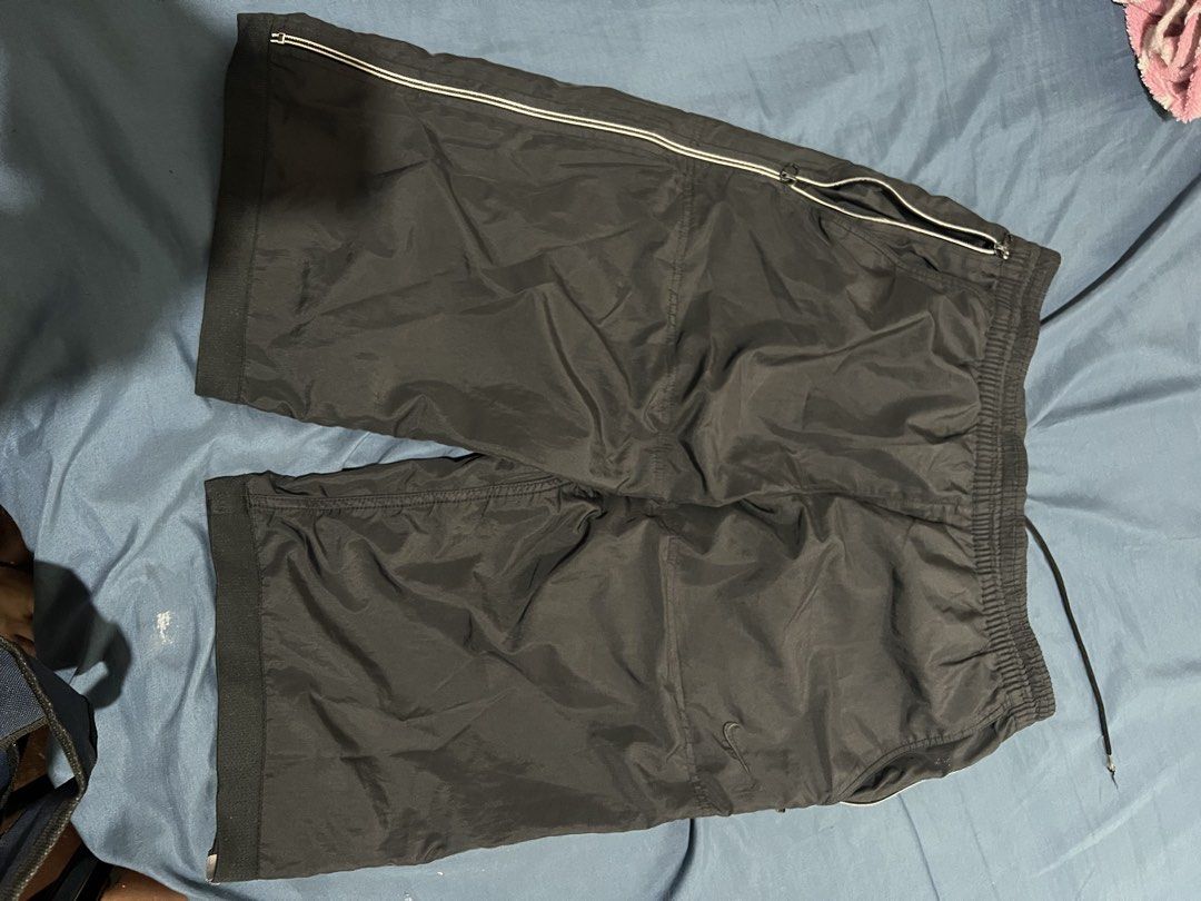 Nike Black Athletic Shorts Size M (Category: Shorts) located in Quezon City. Submitted by qwertyyuiopy (Listing ID 1464148189, Image 2). Description: - Black Nike athletic shorts - Elastic waistband with drawstring - Two side pockets with zippers - Small Nike logo on left leg - Ideal for sports or casual wear - Made in Indonesia.