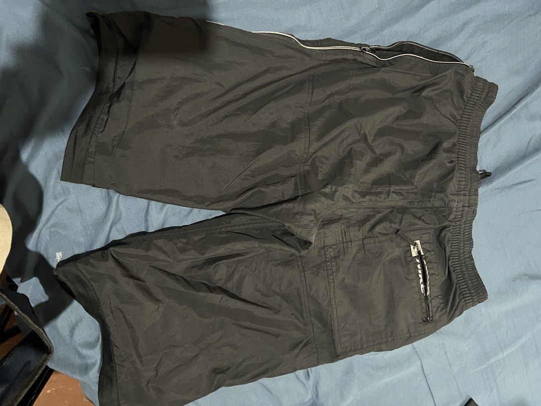 Nike Black Athletic Shorts Size M (Category: Shorts) located in Quezon City. Submitted by qwertyyuiopy (Listing ID 1464148189, Image 3). Description: - Black Nike athletic shorts - Elastic waistband with drawstring - Two side pockets with zippers - Small Nike logo on left leg - Ideal for sports or casual wear - Made in Indonesia.