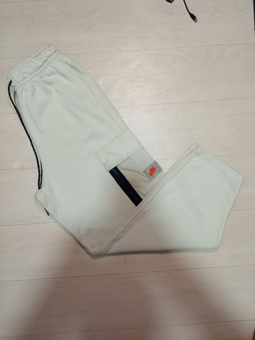 NIKE CARGO UTILITY JOGGER UNISEX PANTS (Category: Joggers) located in Mexico. Submitted by thethrift010203 (Listing ID 1464221817, Image 3). Description: LEGIT/AUTHENTIC NIKE CARGO UTILITY JOGGER UNISEX PANTS Color : CREAM Fabic : 80% Cotton 20% Polyester Size on Tag: XS Kasya sa XS to SMALL fit MEDIUM Sobrang ganda,Comfortable, Excellent Condition Waist : 27.1 Stretch to 32.6 Inseam : 26.3 Outseam : 36.3 Rise : 12.2 Condition : Excellent Conditi