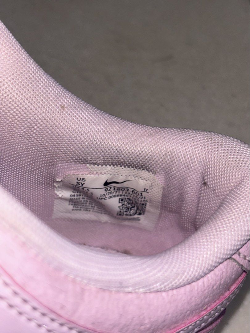Nike Dunk Low Pink US 5Y (Category: Sneakers) located in Caloocan City. Submitted by gypsy.ph (Listing ID 1464190294, Image 2). Description: - Pink Nike Dunks - Size: 5Y - Features classic Nike swoosh - Shows some creasing on toe box and general wear - PRISM PINK - ROSE PRISME NIKE DUNK LOW SE (GS) Authentic .
