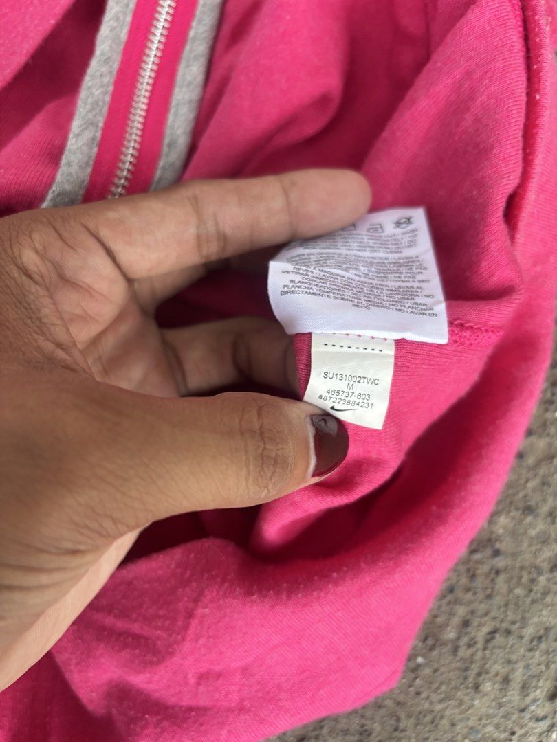 Nike Hoodie Shortsleeve (Category: Coats, Jackets and Outerwear) located in Panabo. Submitted by thrifty.red (Listing ID 1464223940, Image 3). Description: width:18 length:25.