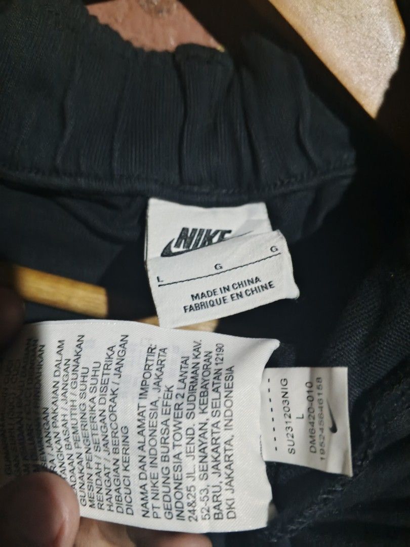 Nike Joggers Pants Black Size L (Category: Joggers) located in Manila. Submitted by thriftnized_07 (Listing ID 1464279387, Image 2). Description: - Nike Joggers Pants - Color: Black - Size: L (fits 30/40 waist x 40 length) - Condition: Excellent, 9.5/10 color - No issues or flaws - Ideal for everyday wear.