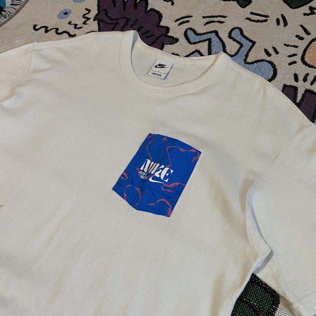 NIKE JUST DO IT POCKET TEE (Category: Tshirts & Polo Shirts ) located in Cavite. Submitted by suotnilowsenze (Listing ID 1464253785, Image 2). Description: NIKE JUST DO IT POCKET TEE Width: 21 Length: 28.5 (MEDIUM) Color rate: 9.5/10 Issue: Pen stain Excellent Condition ₱399 + 75 SHIPPING FEE.